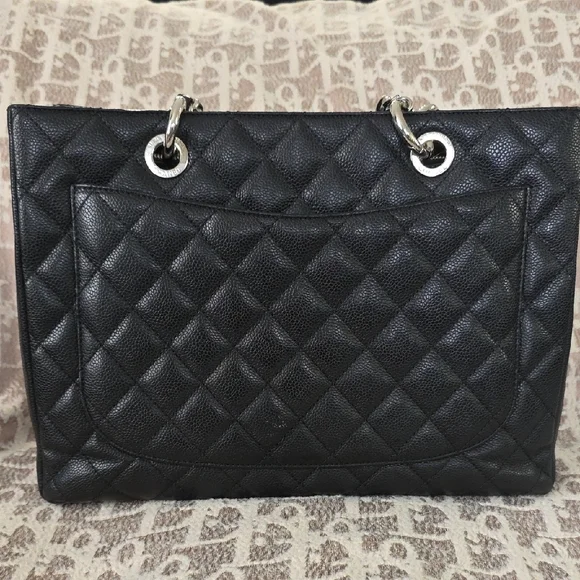 Chanel Black Quilted Shoulder Bag - Picture 2 of 14